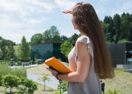 Ragazza guarda in lontananza